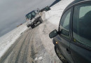 Sněžení a zledovatělé silnice komplikují dopravu, problémy mají nákladní auta
