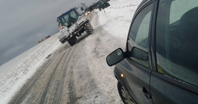 Sněžení a zledovatělé silnice komplikují dopravu, problémy mají nákladní auta